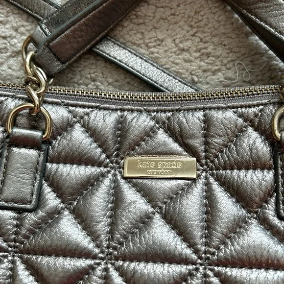Kate Spade silver quilted leather handbag/crossbody bag. Good condition! - Picture 4 of 6